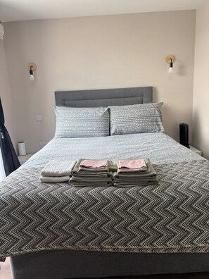 Free WiFi, bed sheets - Private Small Detached Room With Bathroom (Cavan)