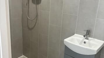 Studio | Bathroom | Shower, hair dryer, towels