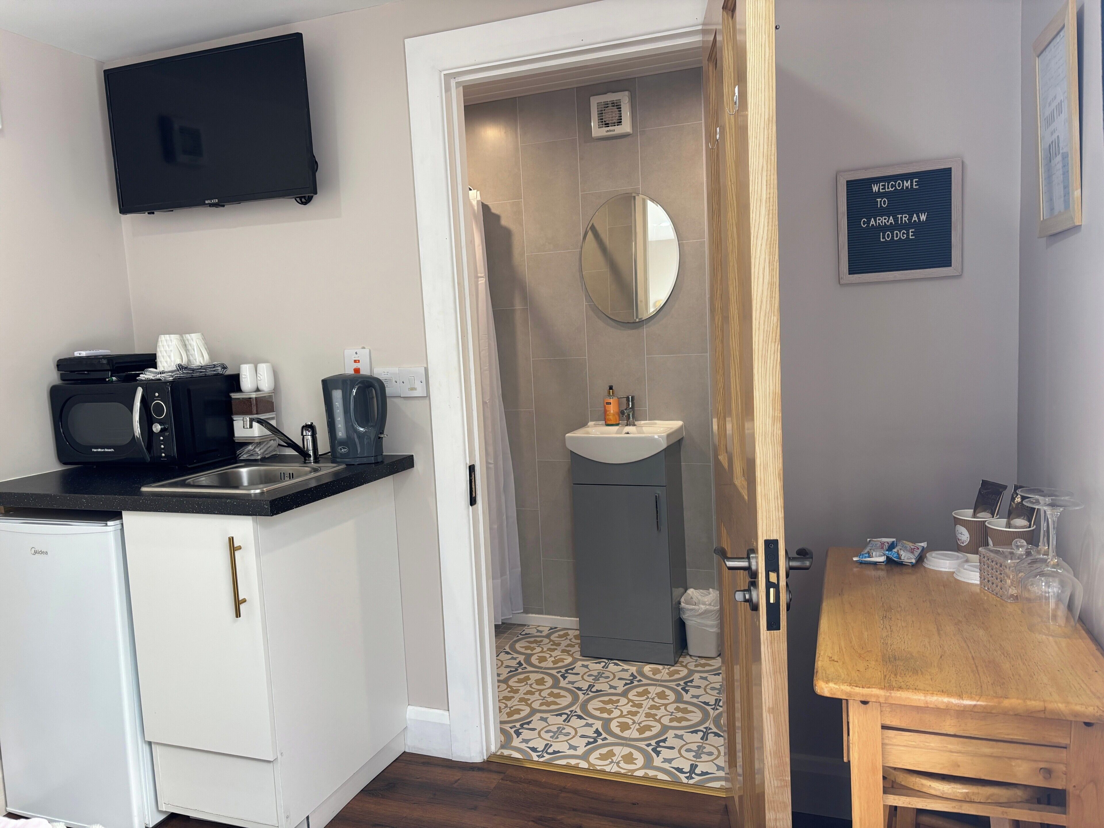 Lemari es, microwave, dan ketel listrik