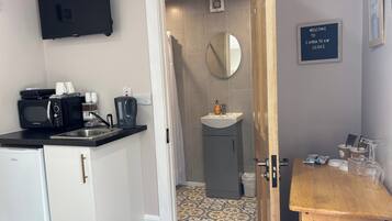 Lemari es, microwave, dan ketel listrik