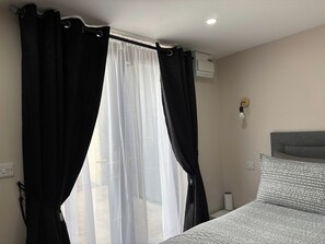 Free WiFi, bed sheets - Private Small Detached Room With Bathroom (Cavan)