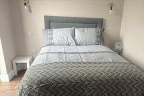 Free WiFi, bed sheets - Private Small Detached Room With Bathroom (Cavan)