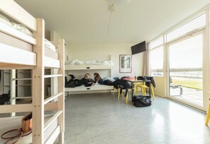 Verdunkelungsvorhänge, schallisolierte Zimmer, Bügeleisen/Bügelbrett