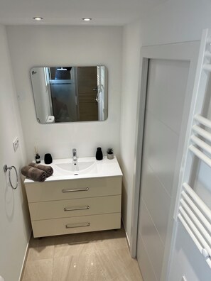 淋浴設備、風筒、坐浴桶、提供毛巾