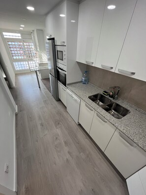 Mikrowelle, Ofen, Herdplatte, Geschirrspüler