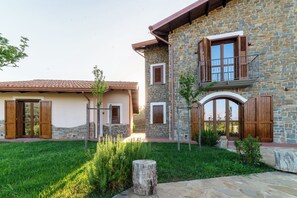 Vista frontal de la propiedad