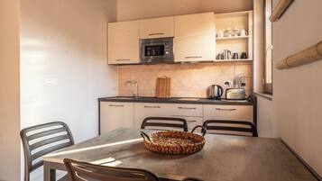 Frigorifero con congelatore, microonde, piano cottura