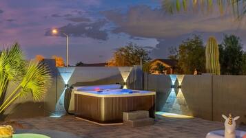 Outdoor spa tub
