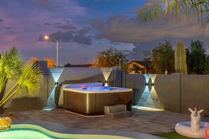 Outdoor spa tub