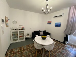 Dining - Apartment in the Borgo Antico, within walking distance of Largo Albicocca (Bari)