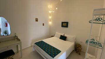 1 habitación, tabla de planchar con plancha, wifi y ropa de cama