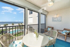 Outdoor dining - Beachfront Bliss: 2-Bed/2-Bath Condo with Stunning Views! (Fort Myers Beach)