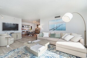 Smart TV - Beachfront Bliss: 2-Bed/2-Bath Condo with Stunning Views! (Fort Myers Beach)