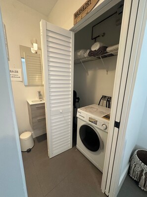 Een haardroger, handdoeken, zeep, shampoo