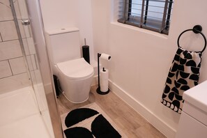 A bathroom with a toilet, bidet, and a towel rack. - Stylish, Luxury Apartment Sleeps 4 - Southampton (Southampton)