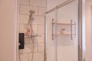 Lejlighed | Badeværelse | Bruser, gratis toiletartikler, håndklæder, Toiletpapir