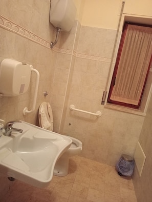 Nhà liên kế tiện nghi đơn giản, quang cảnh núi | Phòng tắm | Buồng tắm vòi sen, máy sấy tóc, khăn tắm, xà phòng