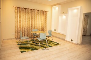 Bureau, fer et planche Ă repasser, accĂšs au Wi-Fi (inclus)