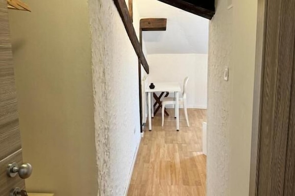 ملاءات للفراش لا تسبب الحساسية وميني بار وخزنة داخل الغرفة