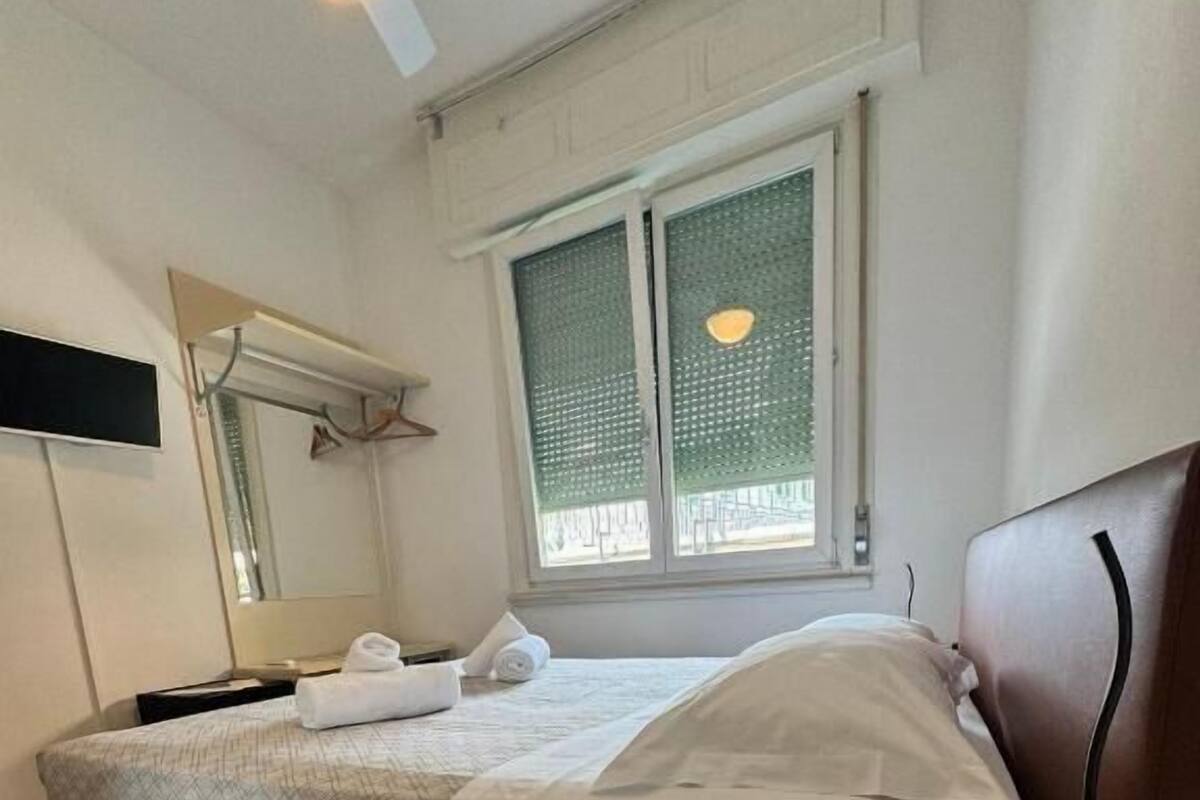 Phòng đơn tiện nghi đơn giản, quang cảnh thành phố | Bộ đồ giường kháng dị ứng, minibar, két bảo mật tại phòng 