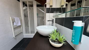 Familien-Suite | Badezimmer | Haartrockner, Handtücher, Seife, Shampoo