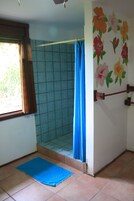 Basic-Vierbettzimmer, Gartenblick | Badezimmer | Dusche, Handtücher, Seife, Toilettenpapier