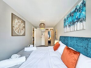 1 bedroom, iron/ironing board, internet, bed sheets - The Hewlett Court Terracotta by Fortuna Property (Cheltenham)