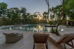 Piscine extérieure, cabanons gratuits, parasols de plage