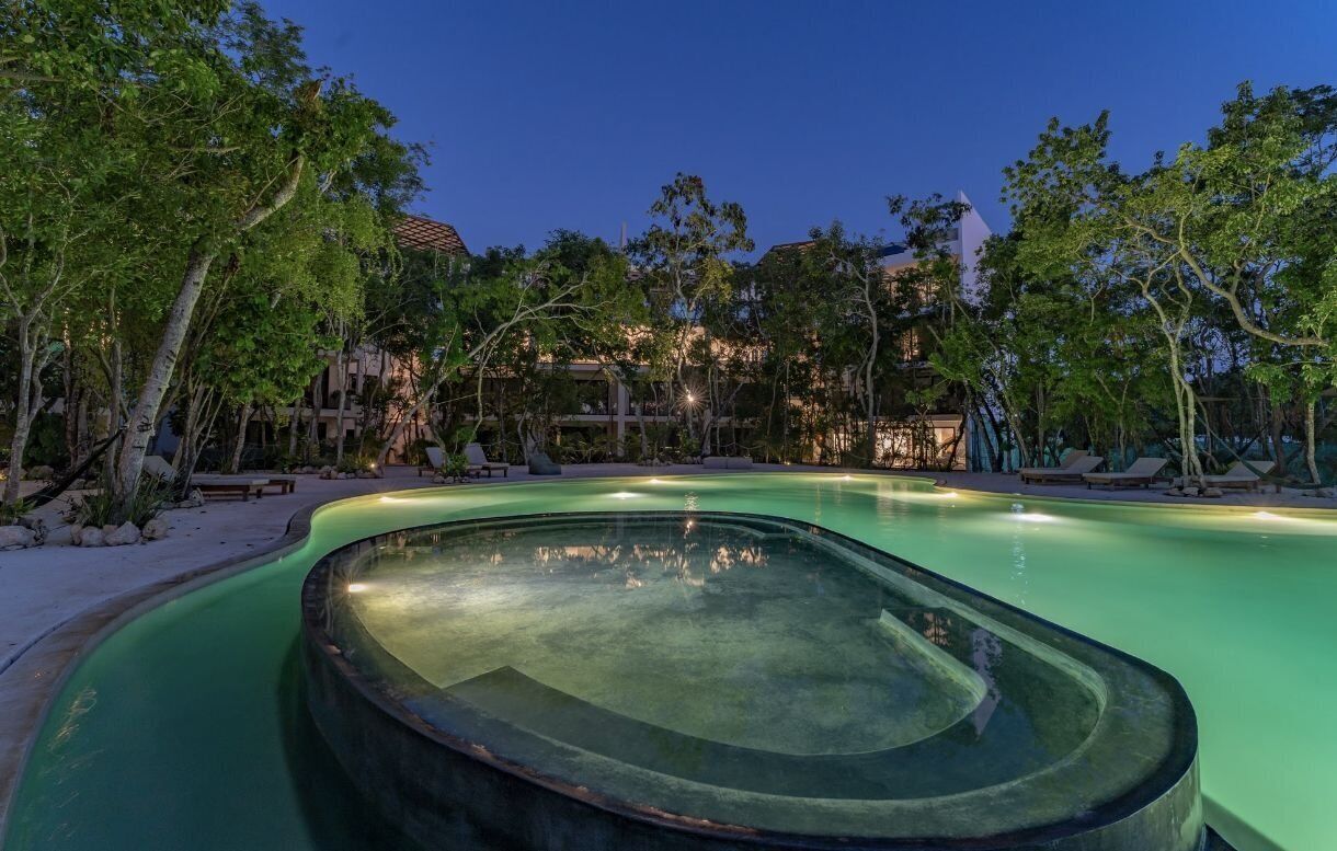 Alberca al aire libre y camas balinesas gratuitas 