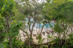 Ein Poolbereich mit Liegestühlen und Blick auf den Pool.