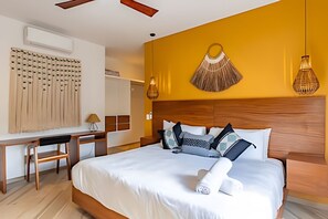 A hotel room with a large bed, a desk, and a chair. - oasis yaaxlum (Tulum)