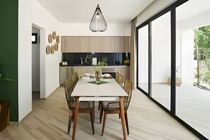 Una cocina moderna con zona de comedor.