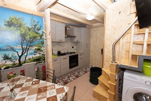Fridge, oven, stovetop, coffee/tea maker