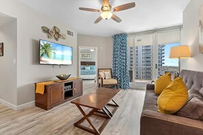 Condo, várias camas (Palms Resort #2715 Full 2 Bedroom) | Área de estar | TV