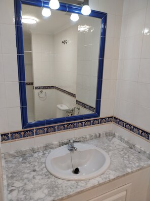 Shower, hair dryer, bidet, towels - Las Violetas Beautiful Apartment Villamartin Front of Golf Course and Plaza (Villamartín)