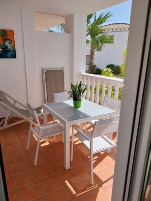 Outdoor dining - Las Violetas Beautiful Apartment Villamartin Front of Golf Course and Plaza (Villamartín)