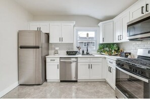 Een koelkast, een microgolfoven, een oven, een kookplaat