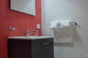 Ducha, secador de pelo, bidé y toallas