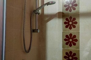 Douche, sèche-cheveux, bidet, serviettes fournies