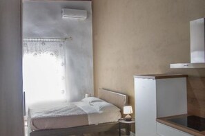 1 dormitorio, tabla de planchar con plancha, wifi y ropa de cama