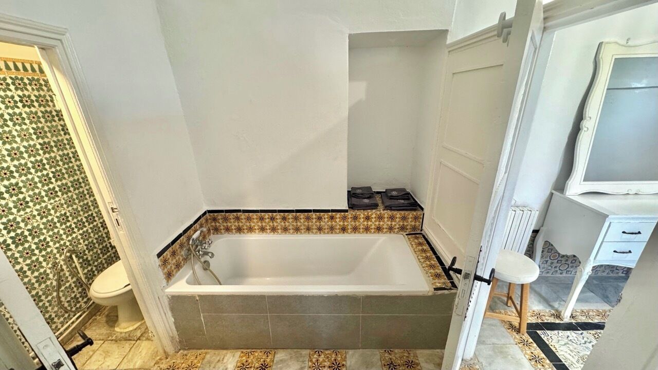 Doccia, vasca idromassaggio, asciugacapelli, asciugamani