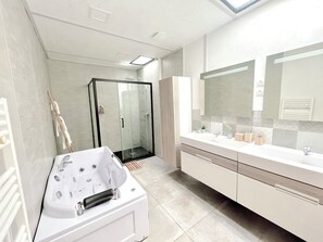Shower, rainfall showerhead, hair dryer, towels - NUIKI Lodges (Montsegur-sur-Lauzon)