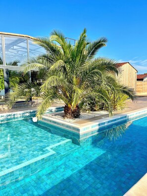 Outdoor pool, pool loungers