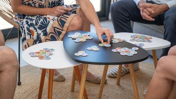 Stuga Comfort - utsikt mot trädgården | Vardagsrum