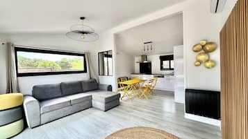 Comfort Chalet, Garden View | Private kitchen | Electric kettle, high chair