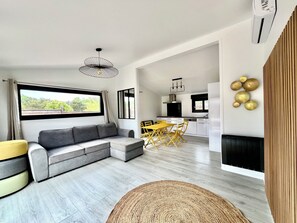 Chalet Confort, vista al jardín | Cocina privada | Tetera eléctrica y periquera 