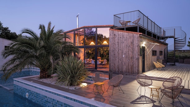 A modern house with a pool, outdoor seating, and a wooden deck. - NUIKI Lodges (Montsegur-sur-Lauzon)