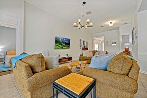 TV connectée, baby-foot, livres