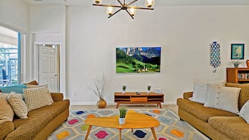 Een smart-tv, tafelvoetbal en boeken