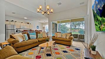 Smart TV, futbolito y libros